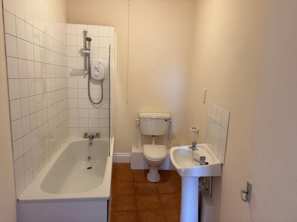 Lot: 59 - TOWN CENTRE FLAT FOR INVESTMENT OR OCCUPATION - The Bathroom